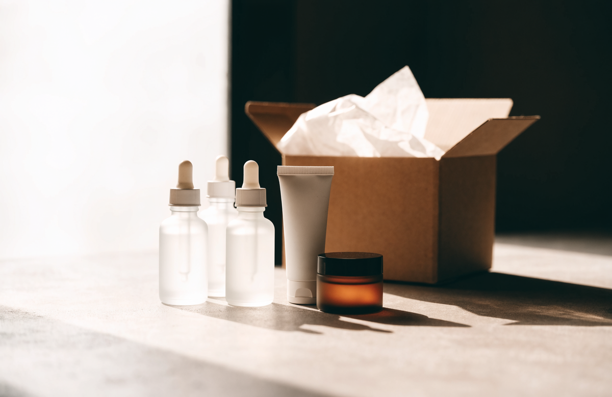 Kosmetik-Großhandel: Hautpflegeprodukte neben einem geöffneten Versandkarton