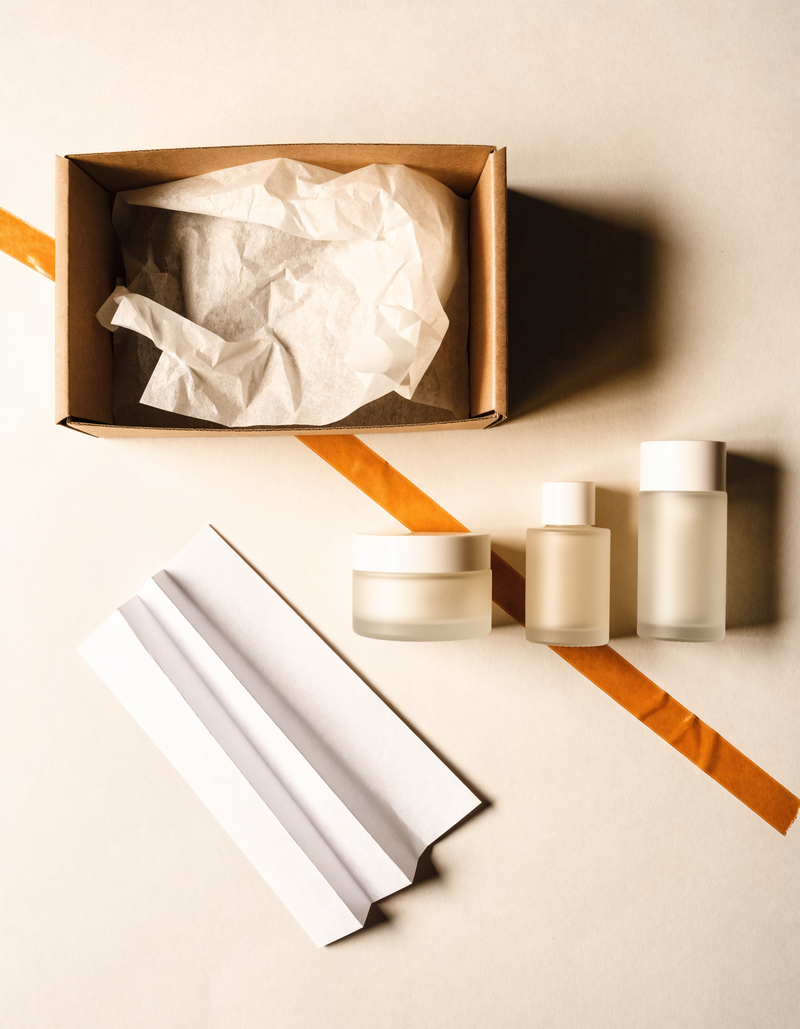 B2B-Bestellung Kosmetik: versandfertig gepackter Karton mit Lieferpapieren